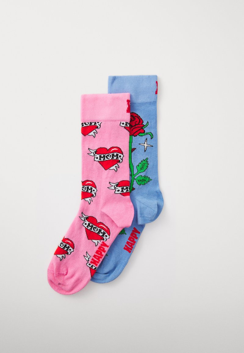 Dve pare barvitih nogavic: ene roza z rdečim srcem in besedilom "MOM", druge modre z rožo in besedo "HAPPY". Bombažni material.