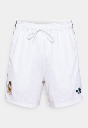 Witte sportshorts met verticale strepen, elastische tailleband, trekkoord, geborduurd schild op het linkerbeen en groen logo op het rechterbeen.