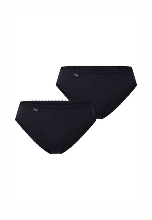 Dwie czarne hipsterskie majtki damskie z koronkową lamówką i małymi metkami z logo na białym tle.