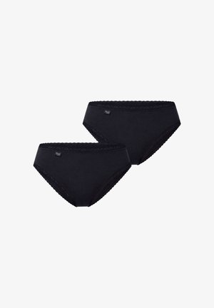 Dwie czarne hipsterskie majtki damskie z koronkową lamówką i małymi metkami z logo na białym tle.