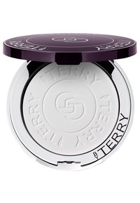 Compact rond de poudre blanche avec une surface texturée présentant un logo en relief. Couvercle violet foncé avec des accents argentés. Base argentée réfléchissante.