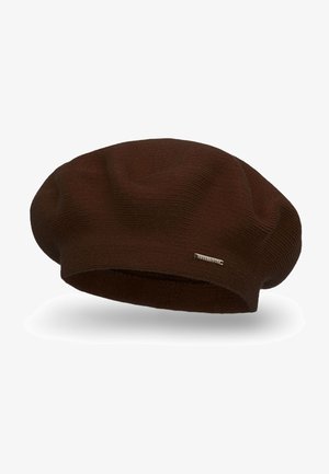 Beret tricotat de culoare maro, cu o suprafață texturată și un design ușor lăsat. Prezintă o etichetă mică de marcă argintie pe lateral.