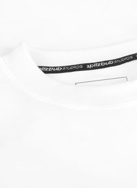Witte crew neck t-shirt kraag met zichtbaar zwart binnenlabel waarop "spitzbub STUDIOS" staat.