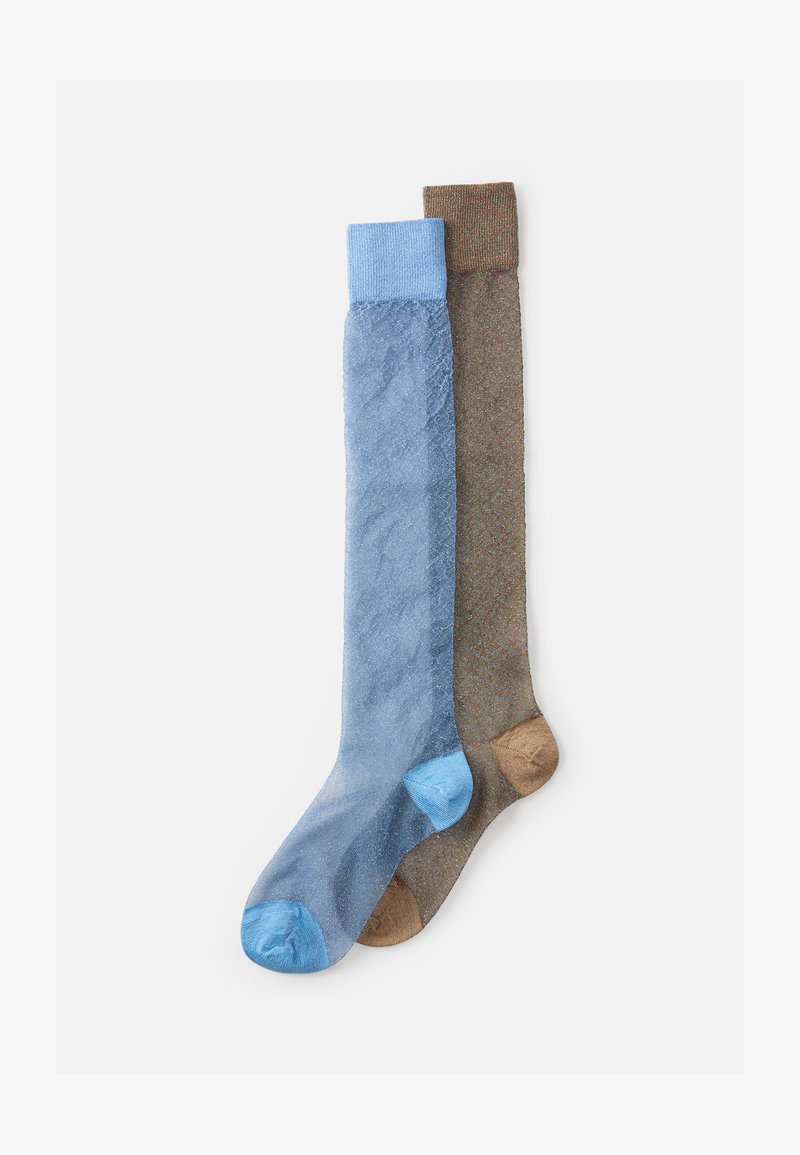 Due paia di calze al ginocchio: una di colore azzurro chiaro con una texture liscia, l'altra marrone con un motivo testurizzato. Entrambe hanno risvolti a contrasto.