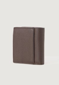 Cartera de cuero marrón con acabado texturizado, diseño de dos pliegues y costuras visibles en los bordes. Forma compacta con acentos suaves.