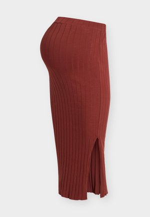 Μίντι φούστα από ριμπ πλεκτό ύφασμα σε χρώμα σκουριάς, με ψηλή μέση και πλαϊνή σχισμή, σε απλό ανοιχτό φόντο.