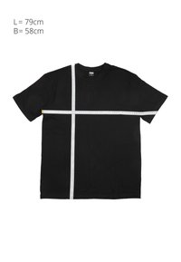 T-shirt nera a maniche corte con nastro di misurazione sulla larghezza e lunghezza, che mostra dimensioni di 79 cm di lunghezza e 58 cm di larghezza su sfondo bianco.