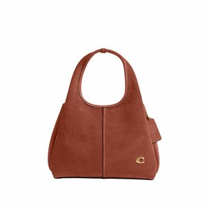 Sac à main en daim marron avec poignée arrondie, couture centrale, petit logo doré et étiquette attachée sur le côté, présenté sur fond blanc.