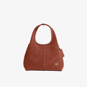 Sac à main en daim marron avec poignée arrondie, couture centrale, petit logo doré et étiquette attachée sur le côté, présenté sur fond blanc.
