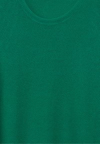 Tessuto a maglia verde texturizzato con scollatura a barchetta, caratterizzato da una superficie liscia e schemi di tessitura omogenei, adatto per abbigliamento casual.