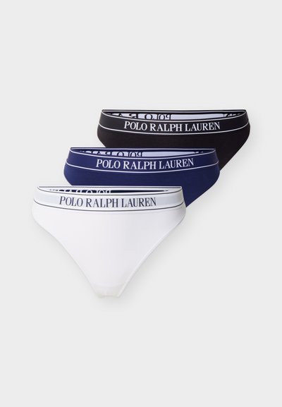 Τρία εσώρουχα ανδρικά briefs Polo Ralph Lauren στοιβαγμένα, σε λευκό, σκούρο μπλε και μαύρο χρώμα, σε απλό φόντο.