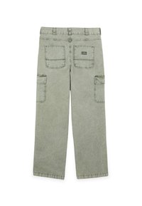 Světlé zelené rovné cargo kalhoty s zadními náprsními kapsami, bočními kapsami s klopami, poutky na opasek a malým logem značky na pravé zadní kapse.