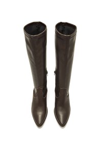 Botas altas hasta la rodilla de cuero marrón con punta puntiaguda, con detalles de costuras y una cremallera lateral para facilitar su uso. Textura suave, diseño elegante.