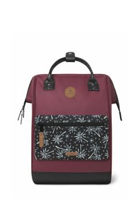 Zaino bordeaux con una tasca frontale nera a motivi. Caratterizzato da dettagli in pelle, chiusure con zip e un logo rotondo nella parte superiore. Fondo texture.
