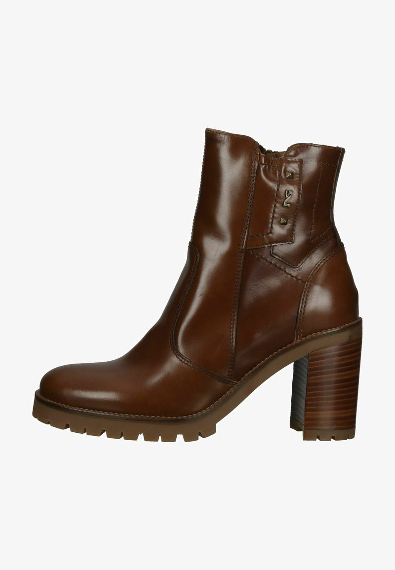 Bruine leren enkelboot met een chunky hak, zijrits en onderscheidende gestikte accenten. Getextureerde zool voor verbeterde grip.