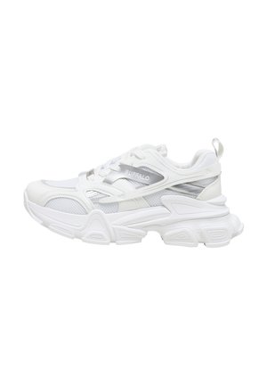 Biały sportowy sneaker z masywną podeszwą, cholewką z siateczki i materiałów syntetycznych, srebrnymi akcentami oraz logo „BUFFALO” po boku.