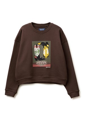 Bruine crewneck-trui met opdruk van twee kleurrijke cowboylaarzen, een cactus, sterren en de tekst "Howdy" in het midden aan de voorkant.