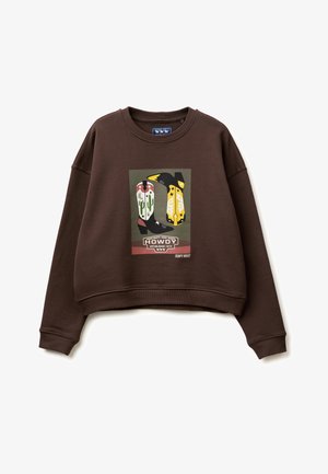 Felpa marrone con girocollo con grafica di due stivali da cowboy colorati, cactus, stelle e testo "Howdy" al centro davanti.