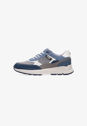 Sneakers met een mix van grijze, blauwe en witte materialen. Mesh en suède texturen, met een rubberen zool en contrasterende accenten. Witte veters.