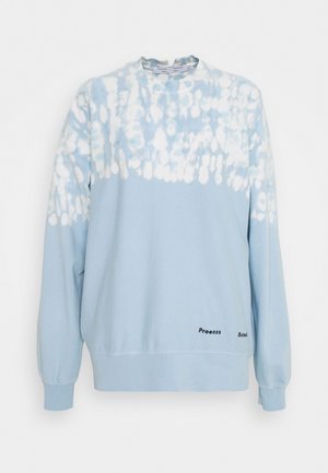 Felpa azzurro chiaro con motivo tie-dye bianco, colletto a giro, polsini e orlo a coste, con il logo "Proenza Schouler" sul davanti.