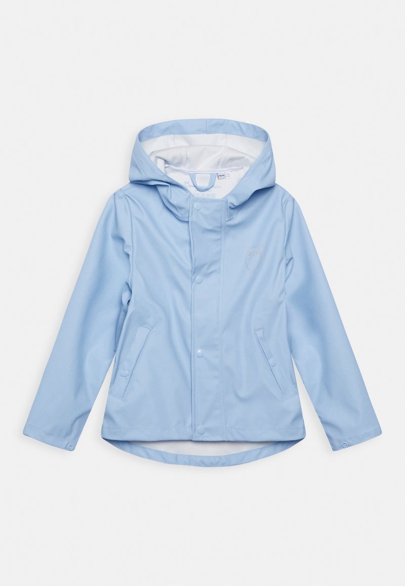 Světle modrá nepromokavá bunda s kapucí, přední zapínání na patentky a dvě boční kapsy. Hladká textura a jednoduchý design s vyšitým logem.