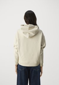 Calvin Klein HERO LOGO HOODIE - Sportinis megztinis - wood ash