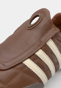adidas Originals TAEKWONDO MEI - Slippers - preloved brown/cream white
