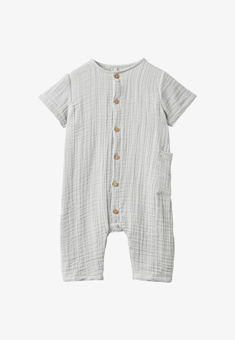 Barboteuse bébé gris clair à manches courtes avec boutons en bois sur le devant et une poche latérale en coton texturé.