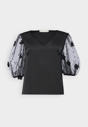 Sort satin top med V-hals, prydet med gennemsigtig sort tyl puffærmer dekoreret med blomsterapplikationer og perler.