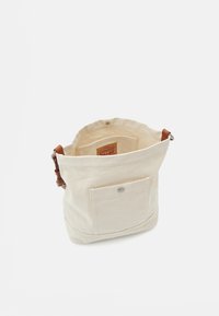Borsa a spalla in tela color avorio con tracolla in pelle marrone, apertura superiore e tasca frontale con chiusura a scatto. Interno foderato in tessuto.