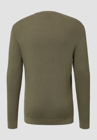 Sweter wełniany w oliwkowej zieleni, z teksturowanym wzorem w wafelek, okrągłym dekoltem oraz ściągaczami przy mankietach i dolnej krawędzi. Widok z tyłu.