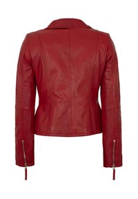 Rote Lederjacke mit tailliertem Design, Reverskragen und Reißverschlussärmeln. Glatte Textur mit Nahtdetails.