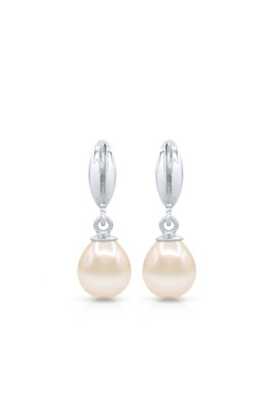 Boucles d'oreilles créoles en argent, chacune ornée d'une seule perle crème en forme de goutte suspendue en dessous.