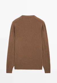 Hnědý pletený svetr s dlouhým rukávem a kulatým výstřihem, s žebrovanými manžetami a lemem, vystavený na bílém pozadí.