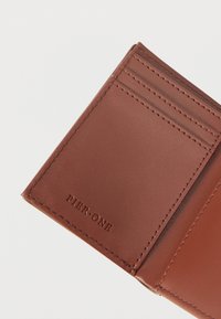 Εσωτερικό καφέ δερμάτινου πορτοφολιού με θήκες για κάρτες· διαθέτει ανάγλυφο λογότυπο "PIER.ONE" και επιμελή ραφή κατά μήκος των άκρων. Ομαλή υφή.