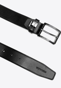 Schwarzer Leder Gürtel mit strukturierter Oberfläche, silberner Metall Schnalle und mehreren Einstelllöchern. Markenname "Wittchen" ist in den Riemen geprägt.