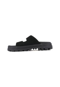 Sorte sandaler med skinnoverdel, utskjæringsdesign og robust gummis�åle med ett strukturerte grep mønster. Lett og uformell stil.