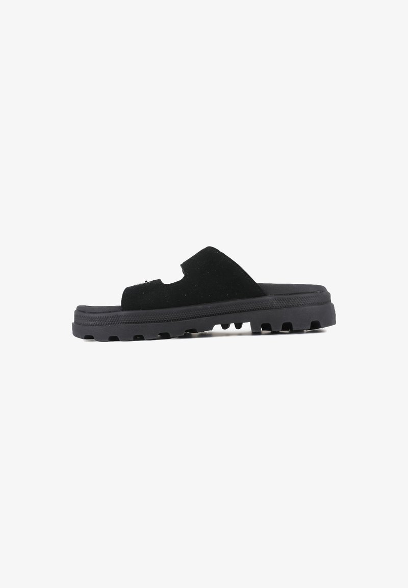 Chinelo preto com parte superior em camurça, design recortado e sola robusta de borracha com um padrão de aderência texturizado. Estilo leve e casual.