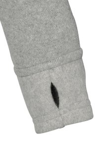 Grå sweatshirtærme med en strikket tekstur, udstyret med en foldet manchette og et lille sort slidsdetalje i enden. Blødt, afslappet design.