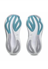 Les semelles de chaussures présentent une base blanche avec une surface texturée. Des accents en caoutchouc bleu clair et gris offrent adhérence et flexibilité, avec des motifs ondulés.