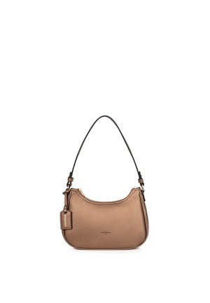 Petit sac à main en cuir texturé bronze avec une bandoulière noire et une étiquette rectangulaire suspendue sur fond blanc.