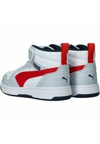 Weiße High-Top-Sneaker mit grauen Akzenten. Verfügt über rote Puma-Branding und einen Klettverschluss. Texturiertes Leder und Gummisohle.
