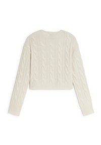Afgeknotte, crèmekleurige kabelgebreide trui met lange mouwen, ronde halslijn en een gestructureerd patroon door het hele kledingstuk.