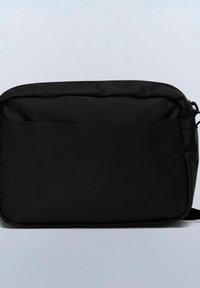 Borsa a tracolla nera in nylon con chiusura a zip, dotata di una tasca frontale. Forma rettangolare con superficie testurizzata e tracolla regolabile.
