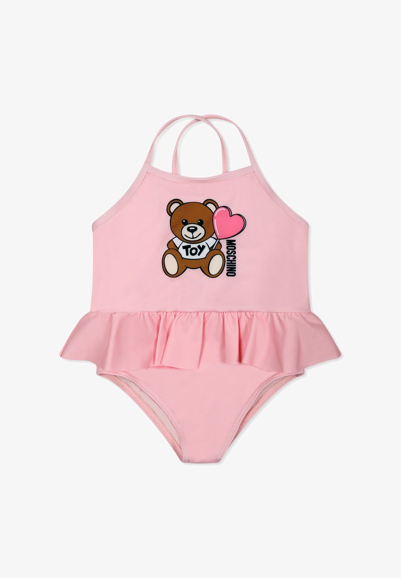 Różowy strój kąpielowy z falbaną na dole, z grafiką misia, napisem "ZABAWKA" i sercem, zaprojektowany z regulowanymi ramiączkami.