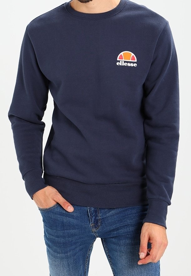Sweat-shirt crewneck marine en mélange de coton, avec un petit logo coloré "ellesse" sur la poitrine et des poignets et un ourlet côtelés.