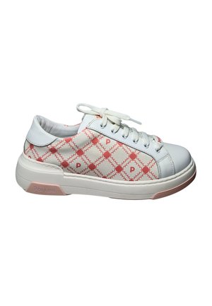 Sneaker basse bianche e rosa con chiusura con lacci, pannelli laterali decorati con la lettera P e suola spessa in gomma marchiata "Pollini".
