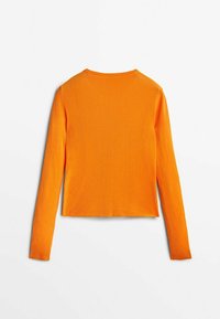 Pull en maille côtelée orange vif à manches longues avec col rond, vu de dos sur fond blanc.