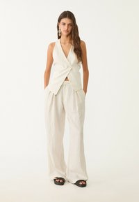 Stradivarius STRIPED ASYMMETRIC - Weste - white