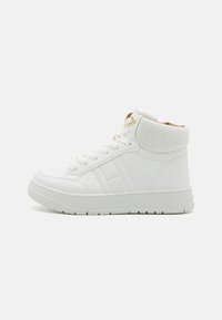 Białe skórzane sneakersy typu high-top, z perforowanymi akcentami, teksturowaną podeszwą i kontrastującym brązowym wnętrzem.